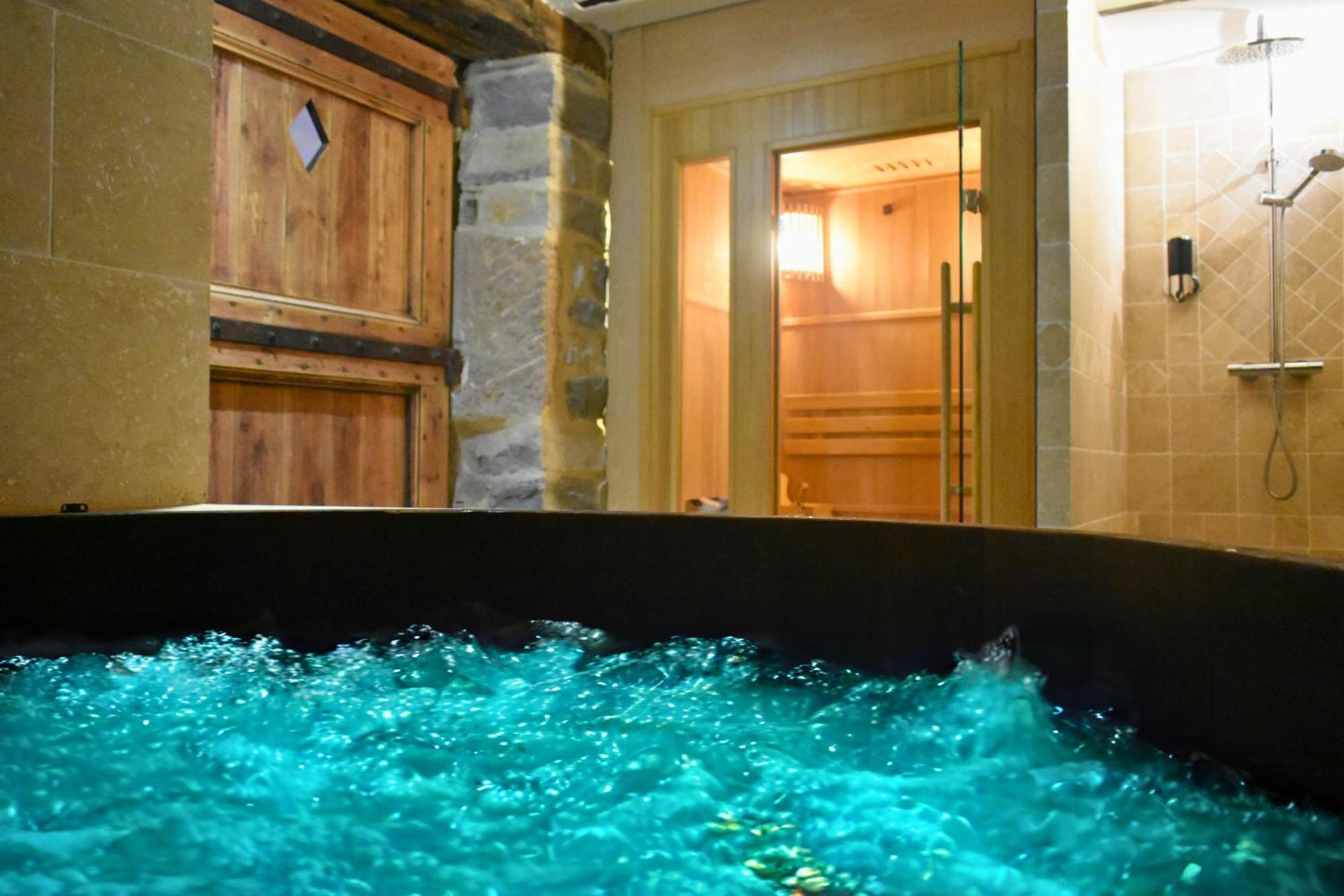 Hebergement Insolite Avec Jacuzzi Privatif Millau Apartment Ngoại thất bức ảnh